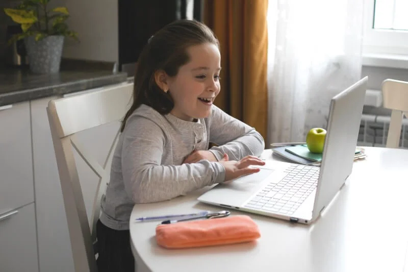 nina estudiando online internet